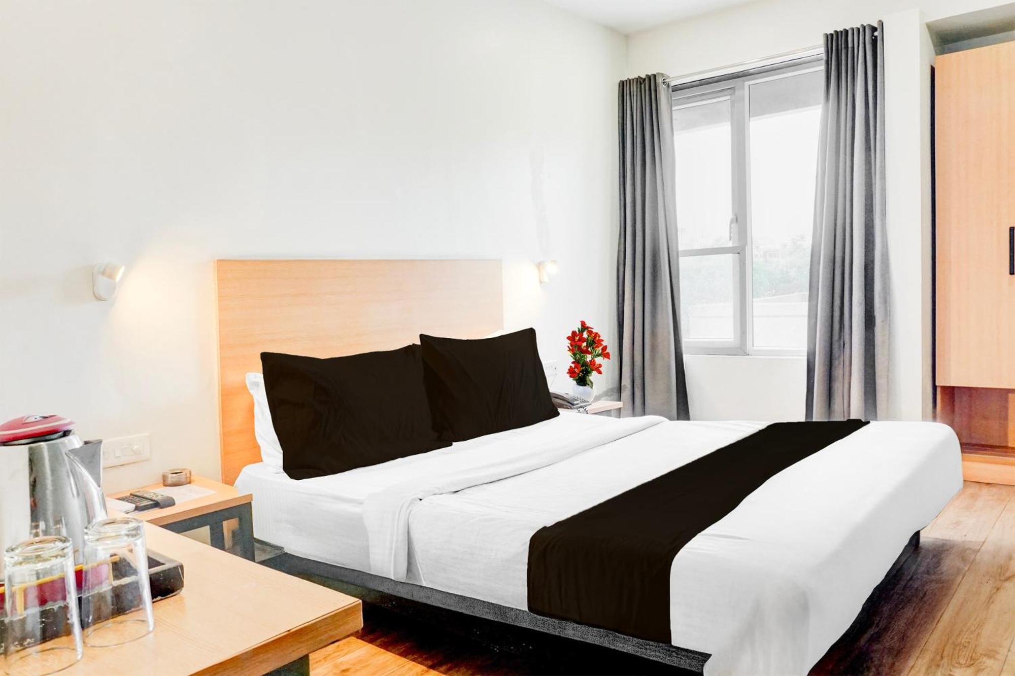 Super Townhouse Mg Road Pune Exteriör bild