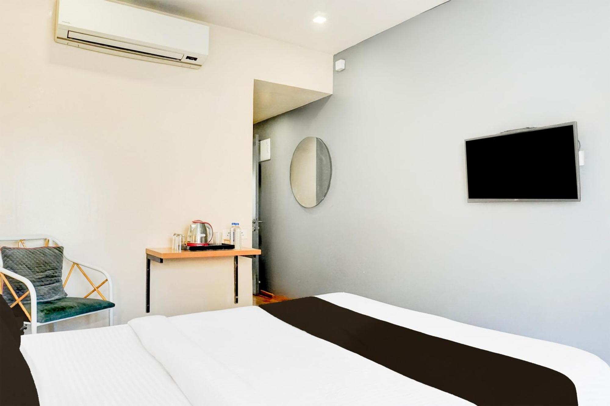 Super Townhouse Mg Road Pune Exteriör bild