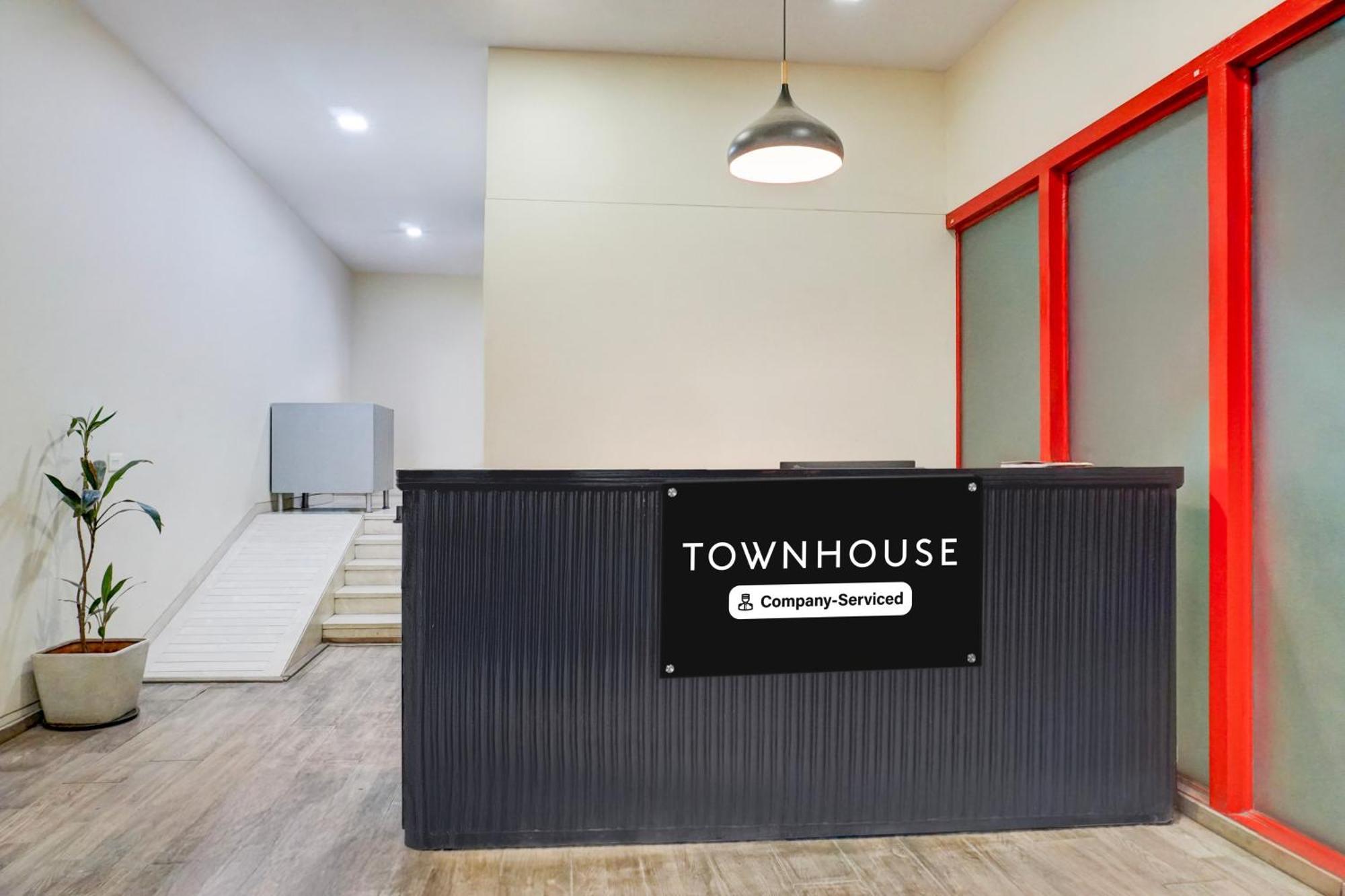 Super Townhouse Mg Road Pune Exteriör bild