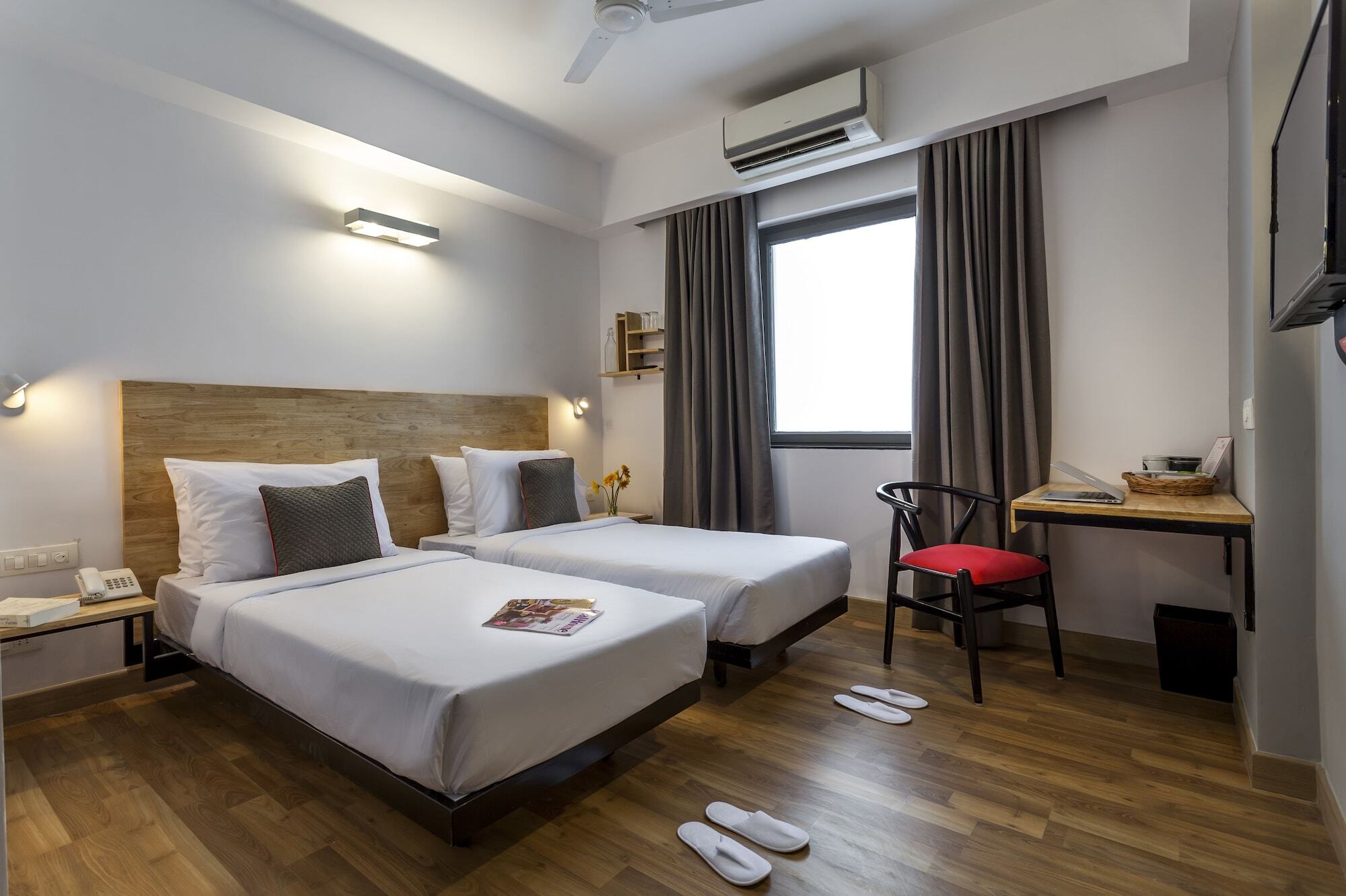 Super Townhouse Mg Road Pune Exteriör bild